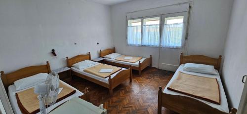 Quadruple Room with Shared Bathroom