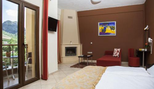 Deluxe Junior Family Suite with Garden and Panoramic Meteora View