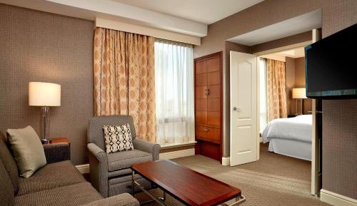 King Corner Suite With Sofa Bed 