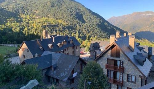 Apartment with Mountain View