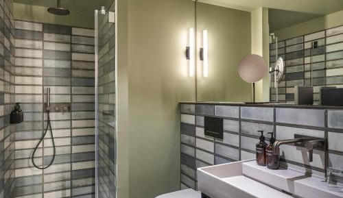 Superior Comfort, Guest room, 1 Queen, Courtyard view
