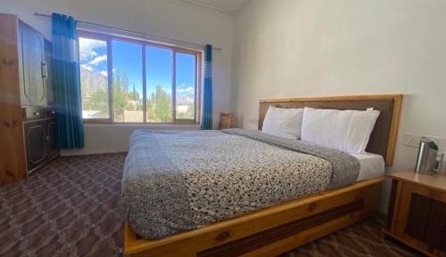 Deluxe Room (2 Adults + 1 Child)