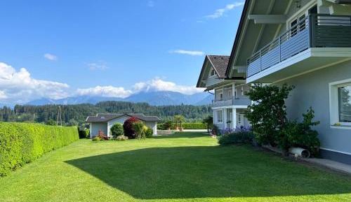 Apartment with Mountain View
