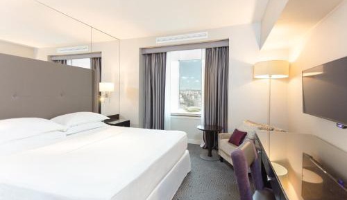Executive, Executive level, Guest room, 1 King, Skyline view