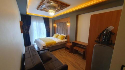 Deluxe Double Room with Side Sea View