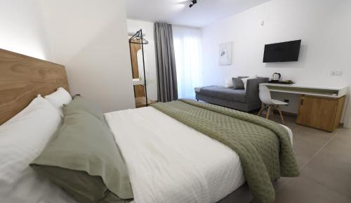 Deluxe Double Room with Extra Bed