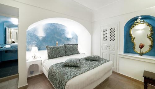 Junior Suite with Caldera View