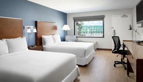 Guest room, 2 Queen, Pool view