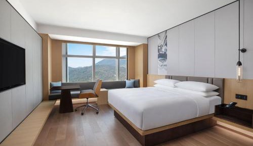 Deluxe King Room with City View and Balcony