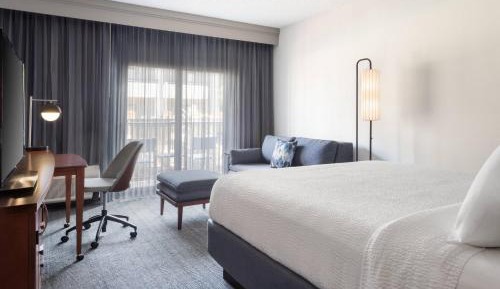 King Room with Sofa Bed and Adapted Tub - Mobility and Hearing Accessible
