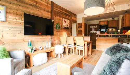 Apartment with Mountain View