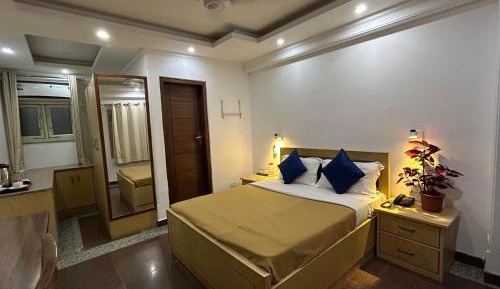 Deluxe Double Room (2 Adults + 1 Child)