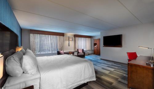 Deluxe Corner King Room