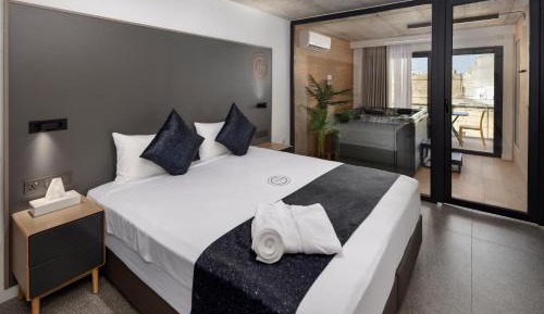 Suite with Hot Tub