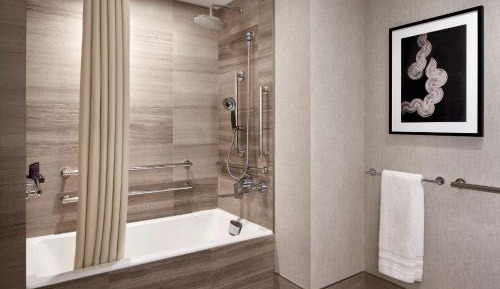 King Room with Lake View and Adapted Tub - Mobility Accessible