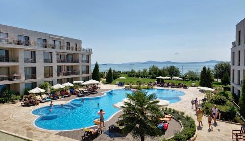 Apartment with Pool View 