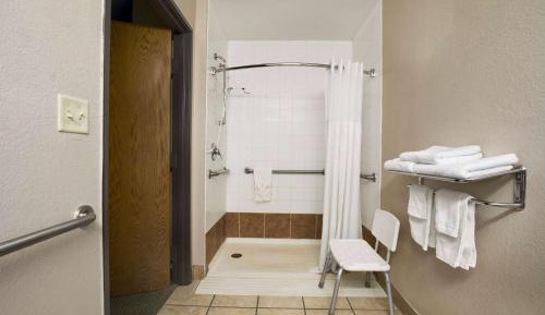 Queen Room with Two Queen Beds and Roll-In Shower - Mobility Accessible/Non-Smoking