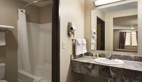 King Room with Roll In Shower - Non-Smoking