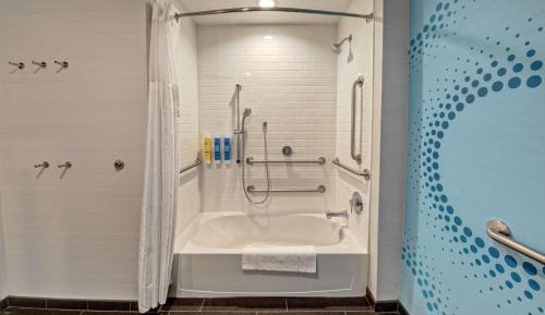 King Room with Accessible Tub - Mobility Access