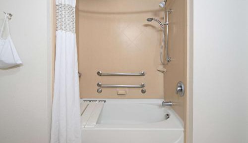 Double Room with Two Queen Beds and Bath Tub - Mobility Access