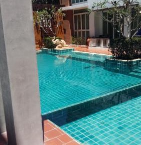 Apartment with Pool View 