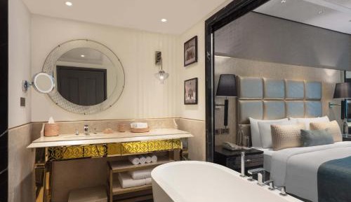 King Room with City View - Club Level