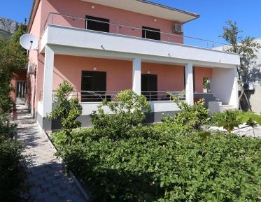 One-Bedroom Apartment with Garden View