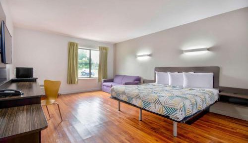King Room with Roll-in Shower - Disability Access - Non-Smoking