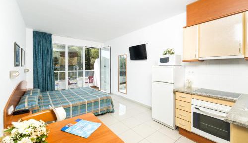 Studio with Balcony (2 Adults)