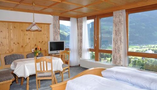 Two-Bedroom Apartment with Shower 