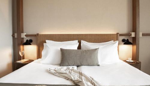 Deluxe Double Room (2 Adults + 1 Child)
