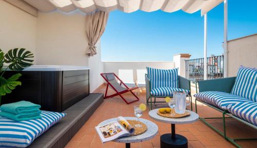 Three-Bedroom Apartment with jacuzzi and private Terrace