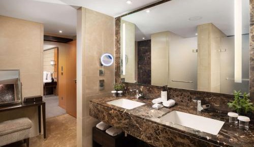 One-Bedroom Deluxe Suite - Lounge Access