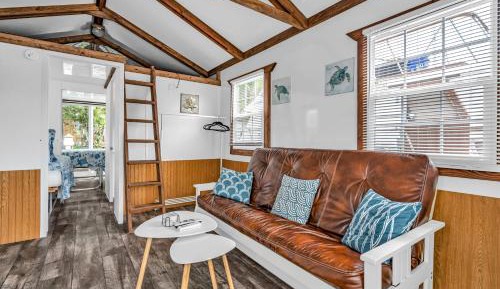 Deluxe Room (2 Adults + 1 Child)