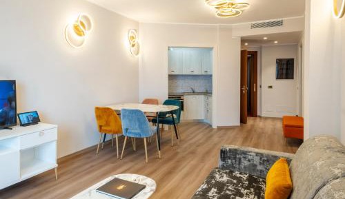 Deluxe Two-Bedroom Apartment with Mountain View