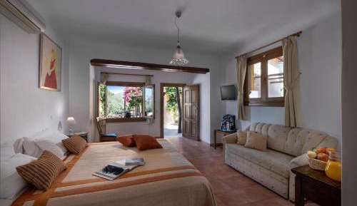Family Room with Garden View