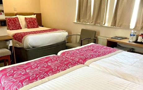 Family Room (2 Adults + 2 Children)