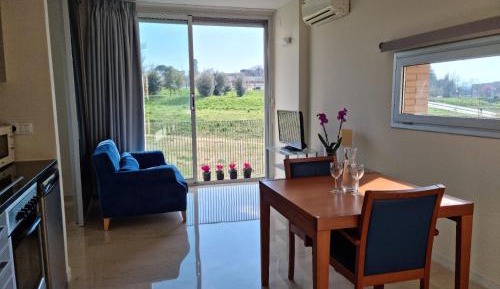 One-Bedroom Apartment with Twin Beds