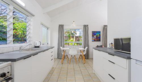 Deluxe One-Bedroom Apartment