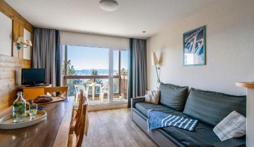 One-Bedroom Apartment with Sleeping Alcove (6 People)