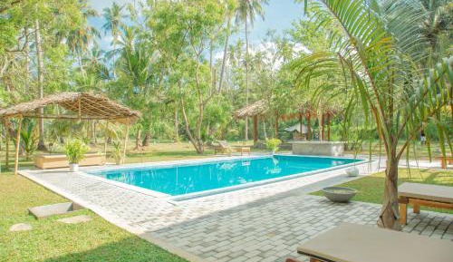 King Suite with Pool View