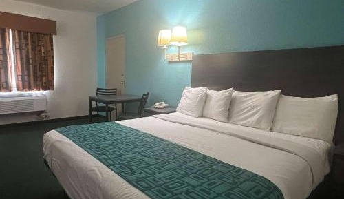 1 King Bed, Mobility Accessible Room, Roll-In Shower,Non-Smoking