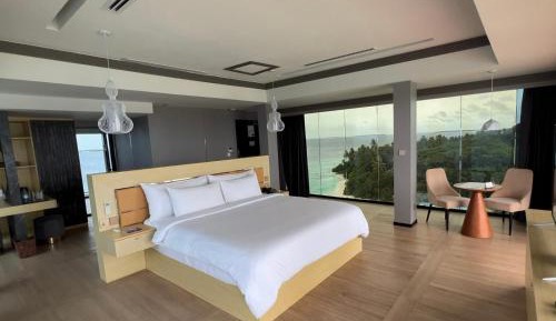 The quadruple room offers air conditioning, a tea and coffee maker, as well as a private bathroom boasting a walk-in shower and a hairdryer. The quadruple room provides a wardrobe, tumble dryer, a dressing room, heating and a flat-screen TV with cable cha