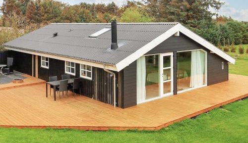 Three-Bedroom Holiday Home 