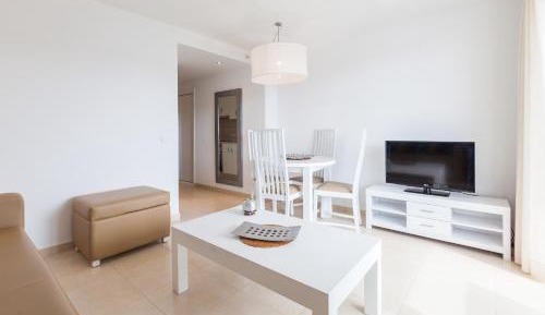 Deluxe One-Bedroom Apartment