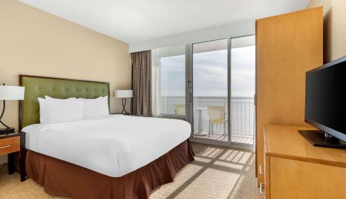 One-Bedroom Suite with Bath Tub and Ocean Front - Hearing Accessible