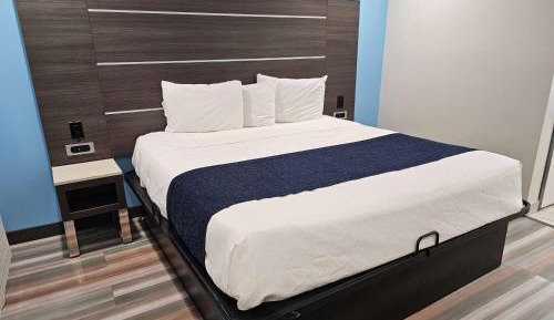 Queen Room with Roll-In Shower - Mobility/Hearing Accessible - Non-Smoking