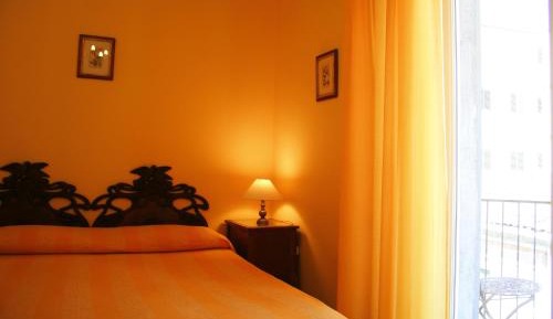 Economy Triple Room with City View