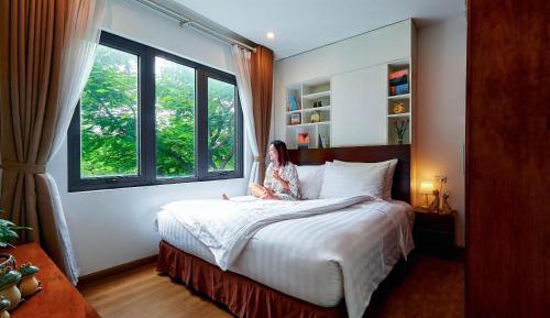 One-Bedroom Executive Suite, Bathtub and Quiet Street View	