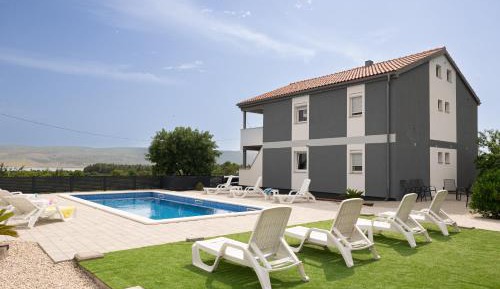 Apartment with Pool View 